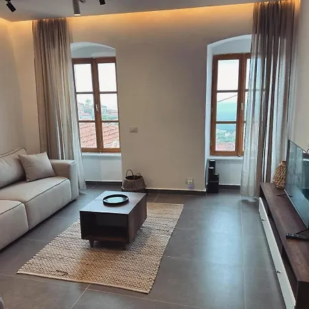 Lion's شقة فلورا